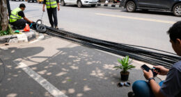Pemkot Jakarta Timur Tertibkan Kabel Udara Semrawut Di Jalan Sultan Hamengkubuwono IX - Kota Administrasi Jakarta Timur